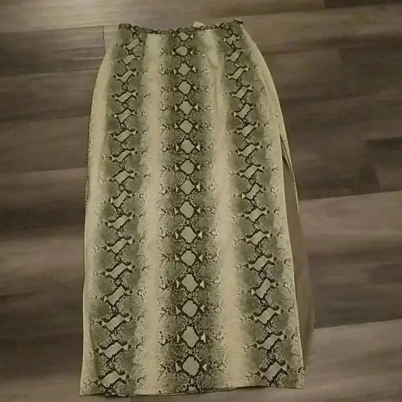 Cache Long Skirt - Picture 1 of 5